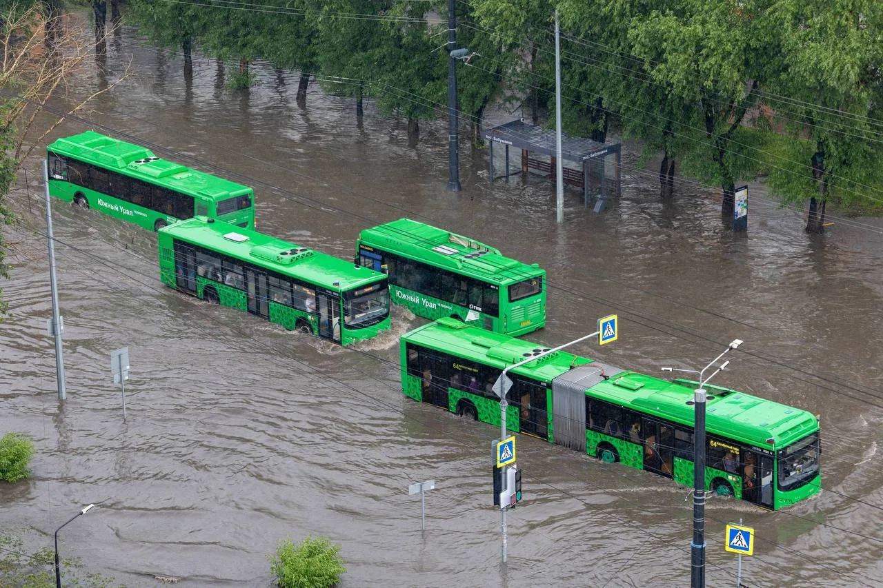 🌧️ Челябинск ушёл под воду после мощного ливня

После сильного дождя улицы Челябинска местами превр