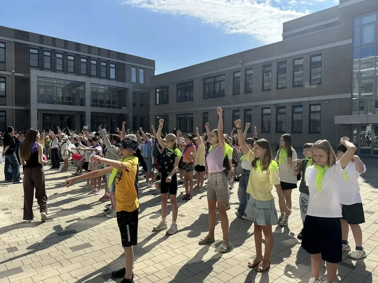 Утро в лагере «Разноцветные ладошки» началось с зарядки! 💪☀️

После торжественной линейки, посвящён