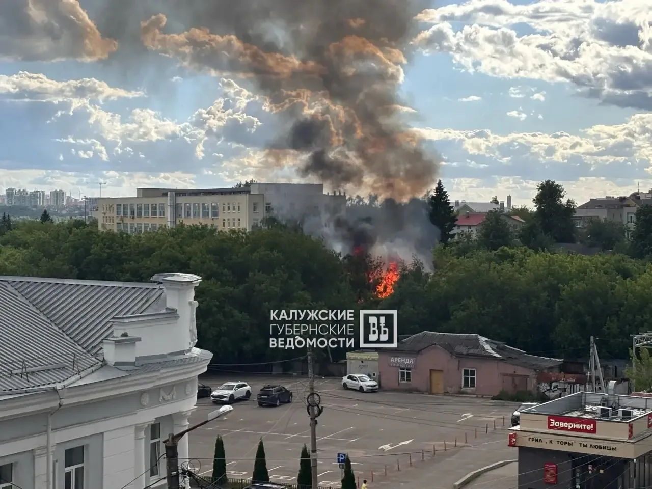 ⚡️Пожар в центре Калуги  Прямо сейчас на улице Рылеева в районе домов №67 и №69 и недалеко от сквера