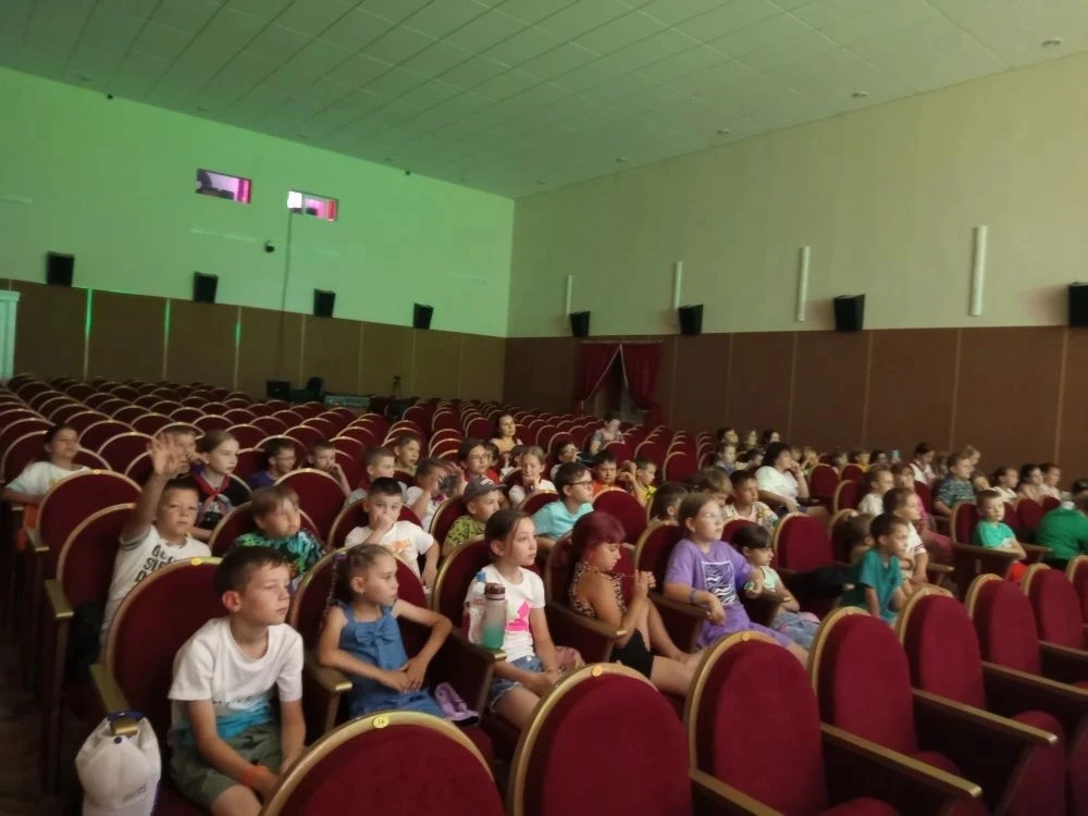 Сегодня наши отряды побывали в Доме культуры на спектакле «Лесная сказка»! 🌲✨

Это было не просто п