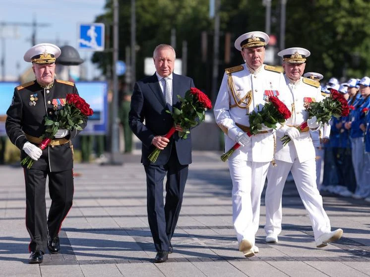 В День ВМФ Александр Беглов и Александр Моисеев возложили цветы к памятникам Петру I и ...