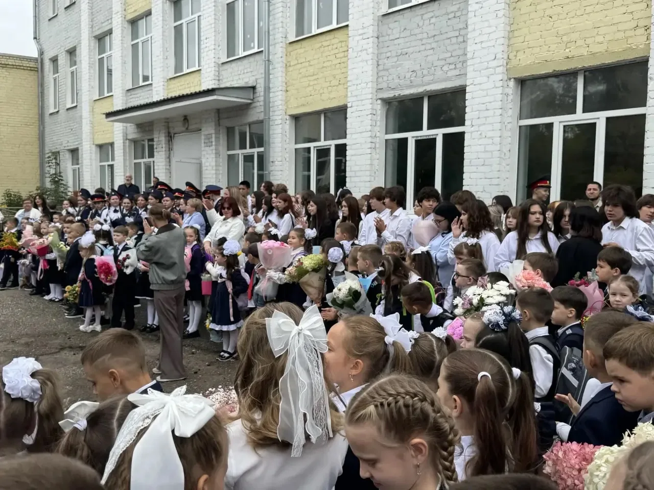Белые банты, море цветов и этот терпкий запах осенних листьев, смешанный с типографской...