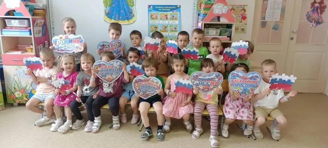 Воспитанники  группы «Непоседы» с большим интересом приняли участие в создании праздничной аппликаци