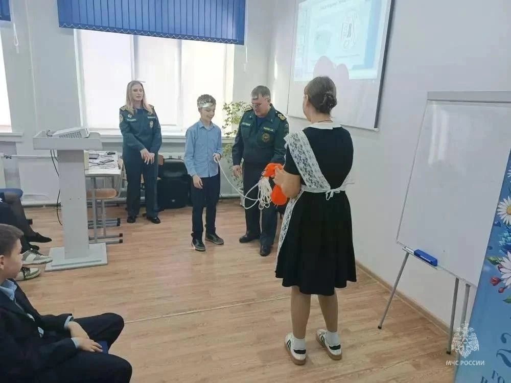 ✅Лето без происшествий: сотрудники ГИМС провели урок по правилам поведения на воде  👥В средней общео