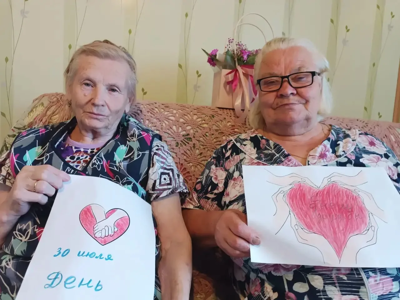 Сегодня, в Международный день дружбы, социальные работники отделения надомного социального обслужива