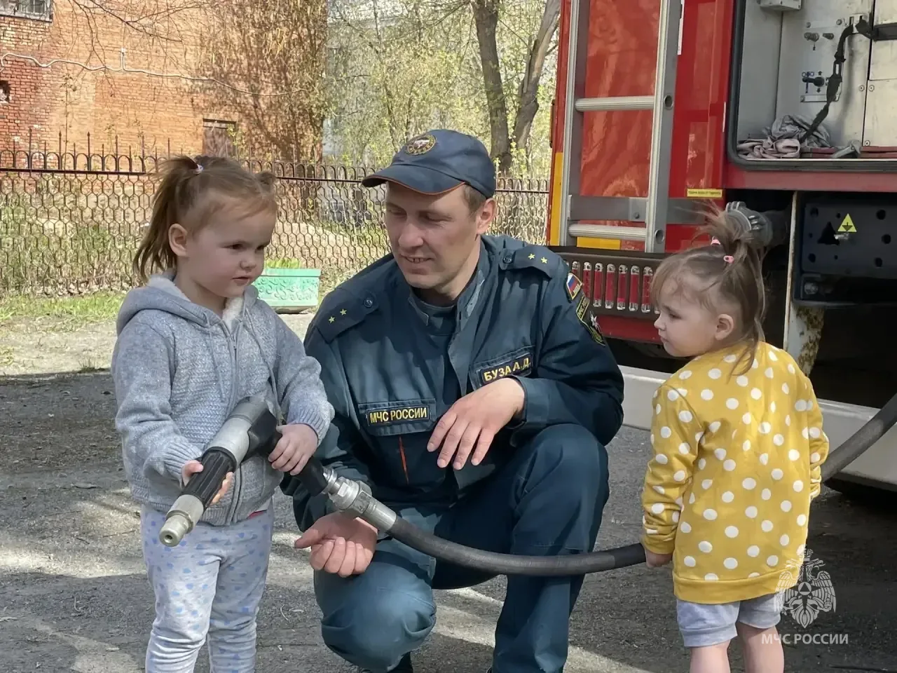 🔥Огнеборцы познакомили ребят с пожарным ремеслом  🚒 В гости к воспитанниками комплексного центра соц