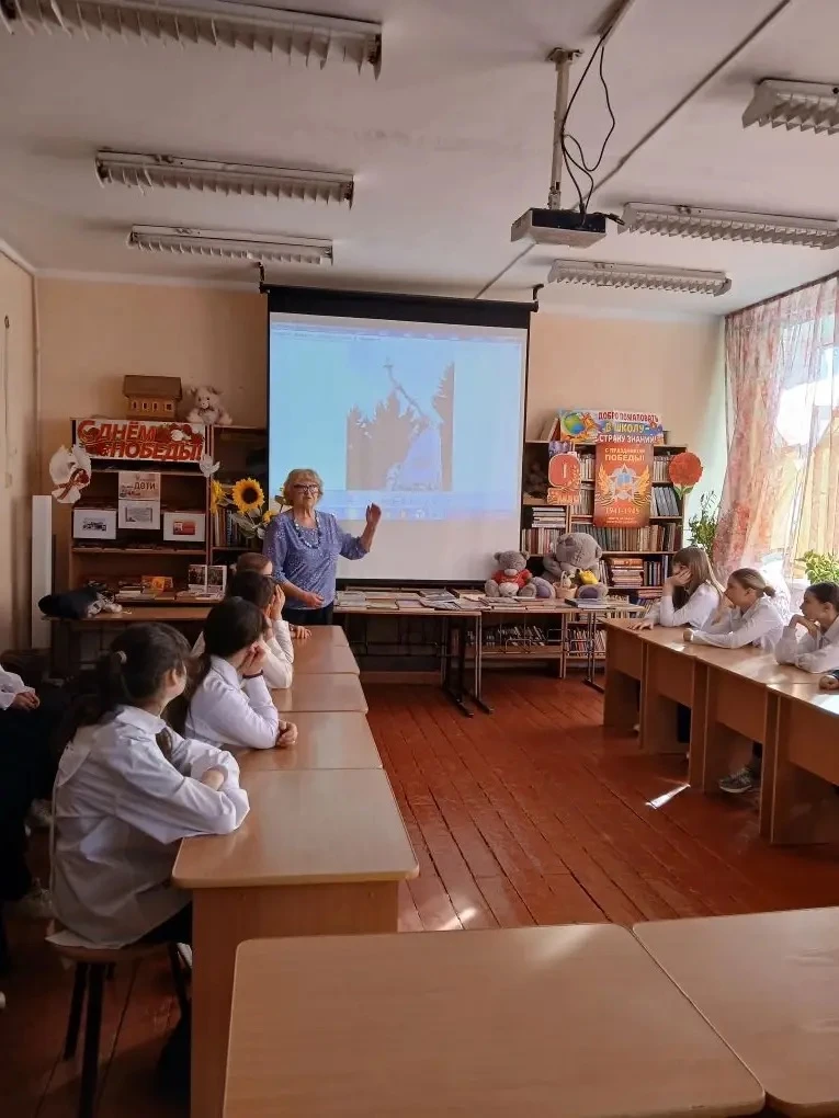📚 В 5А классе 4 мая прошел урок посвященный истории песен о войне. Дети слушали рассказ Аллы Степано