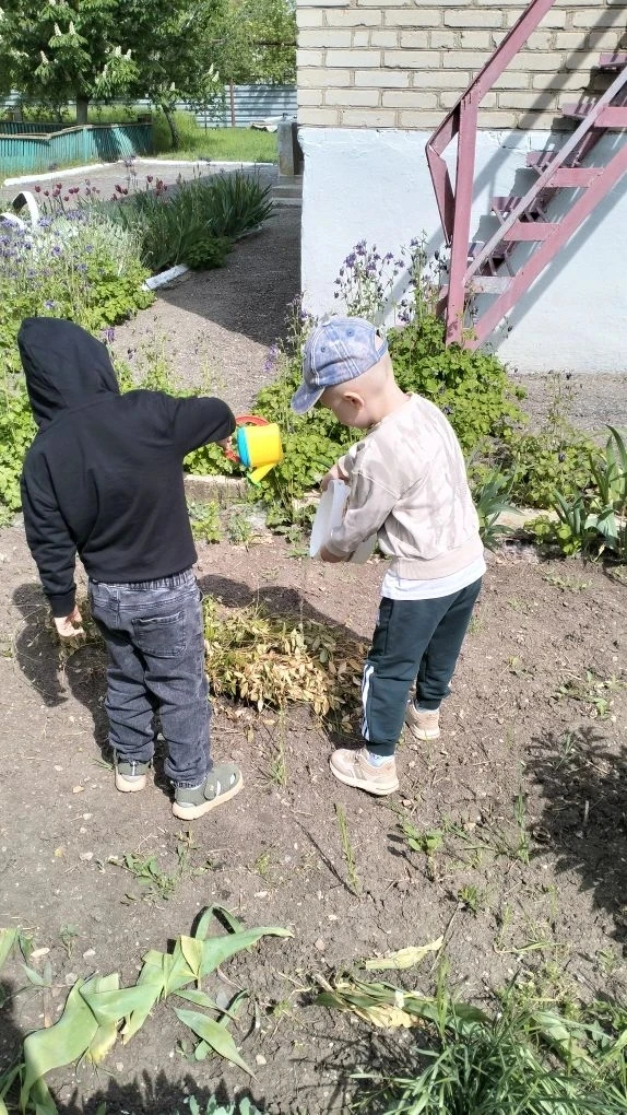 Приучение детей к труду в природе помогает развивать ответственность, терпение, трудолю...
