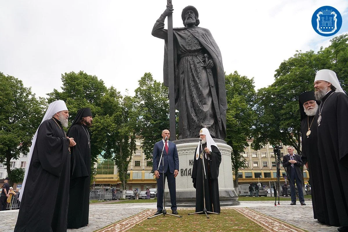 Патриарх Кирилл освятил памятник святому князю Владимиру, установленный на Соборной пло...