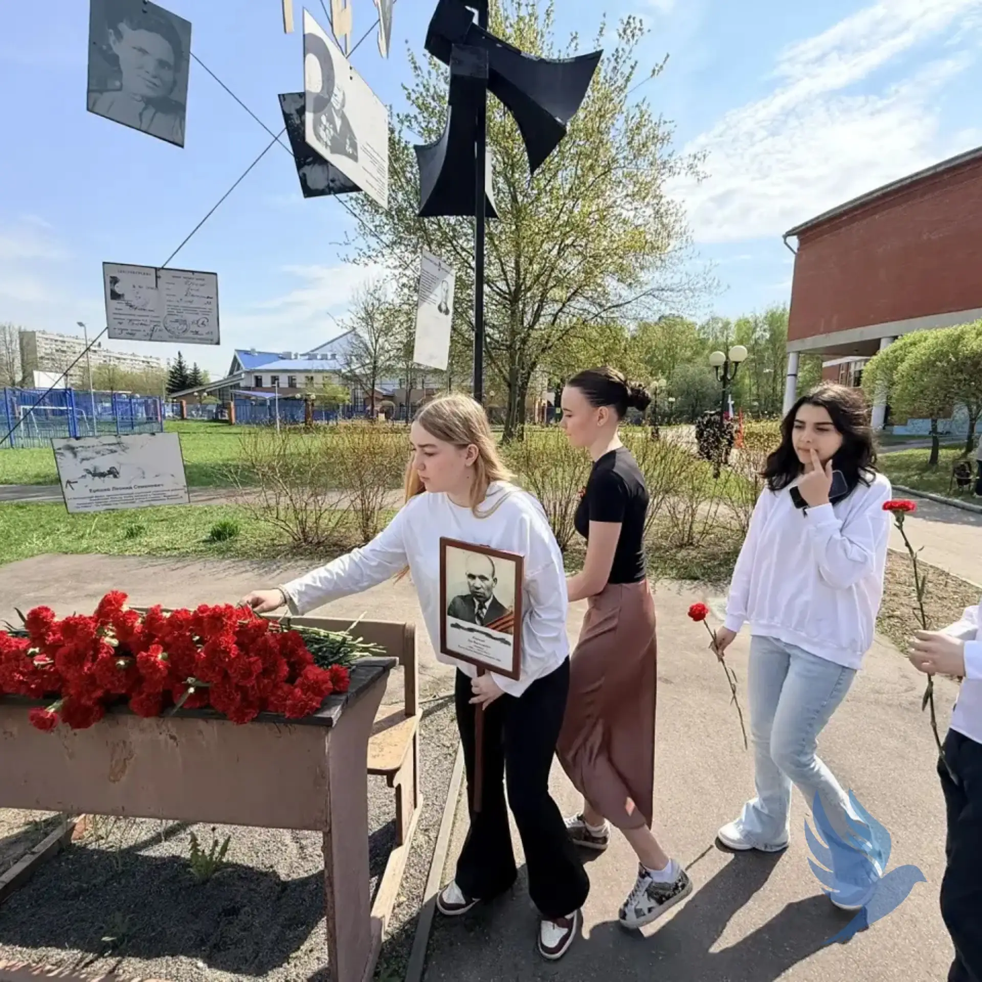 🕯️ Помним. Гордимся. Чтим.  🇷🇺 Наша школа принимает участие в городском проекте «Мой героический рай
