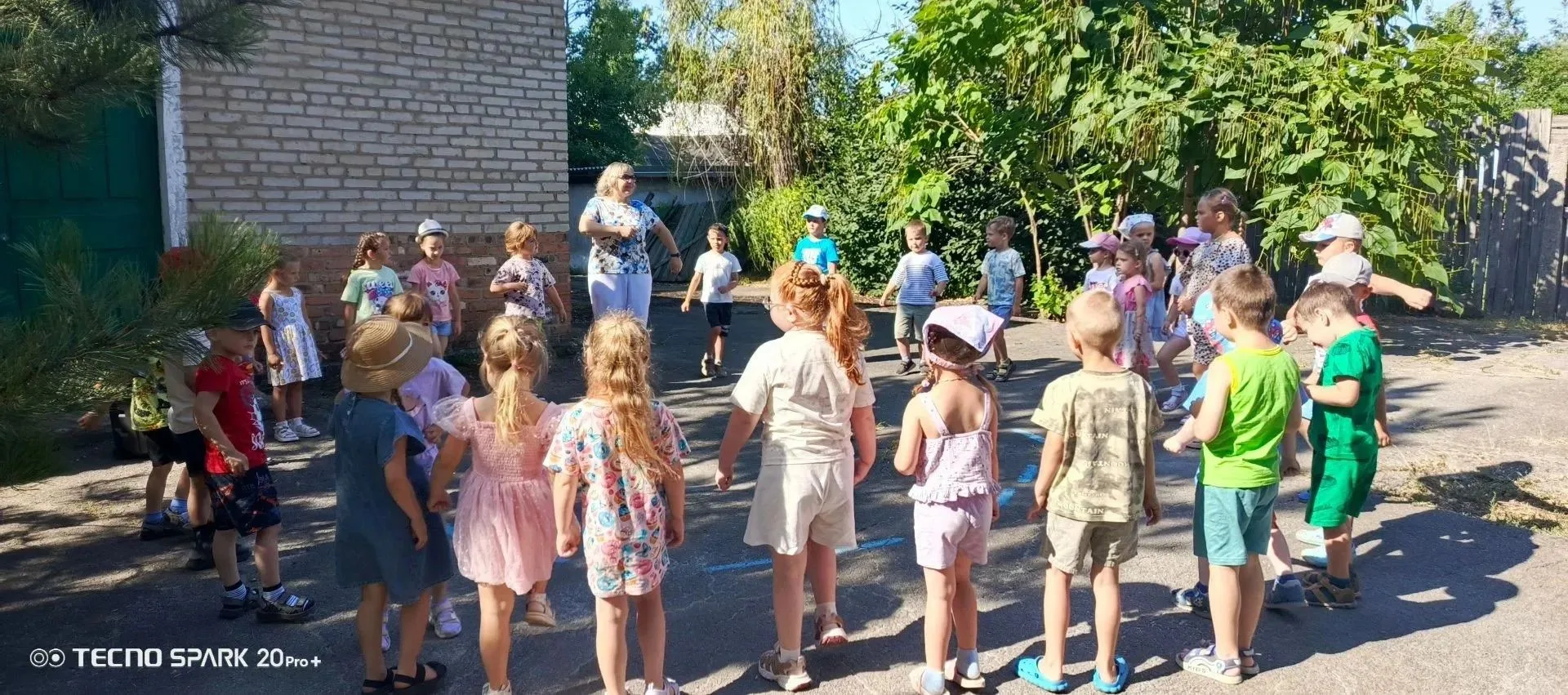 «Мы проснулись, потянулись и на зарядку встали!» 🏃‍♂️

Сегодня в «Теремке» и «Сказке» день спорта и