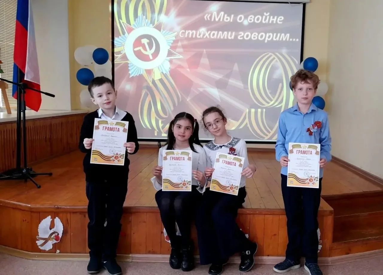 📚«Пока мы помним — подвиги живы…»  🪖6 мая во 2 корпусе прошёл конкурс чтецов «В стихах поэтов память