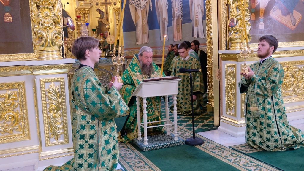 Архиерейское богослужение в праздник Святой Троицы в Успенском кафедральном соборе.