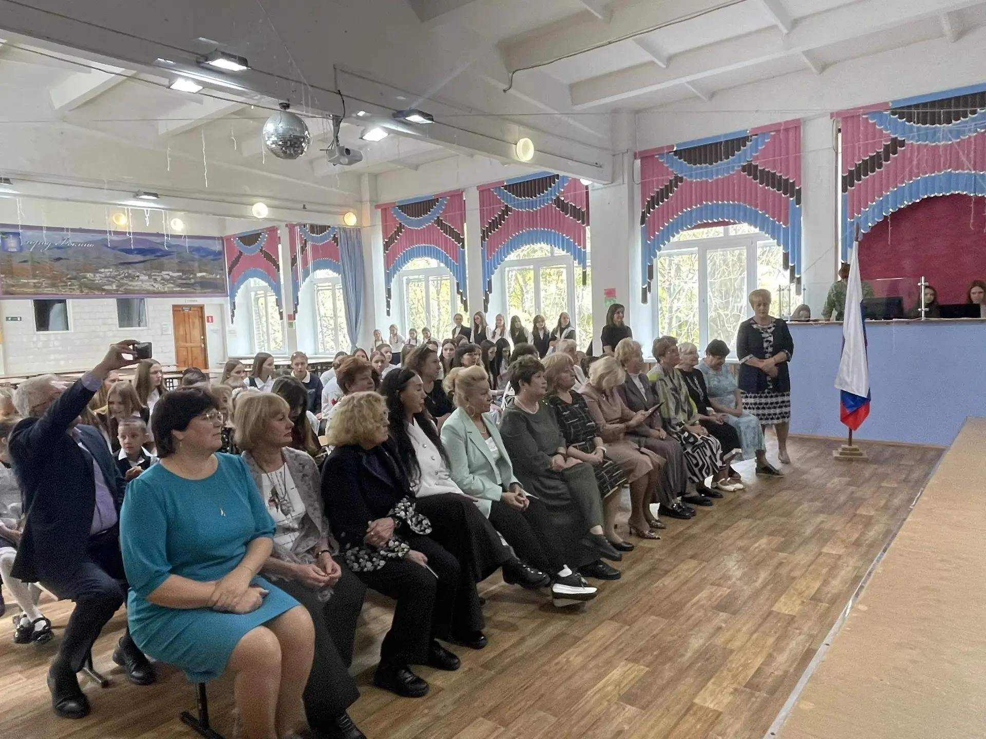 2 октября 2026 года в МБОУ СОШ №251 состоялся праздничный концерт, приуроченный ко Дню ...