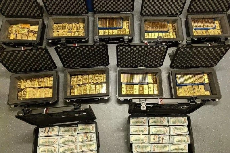 🇺🇸 Почти 300 кг золотых слитков и $2,000,000 изъяли из дома сотрудника ЦРУ. 6 октября...