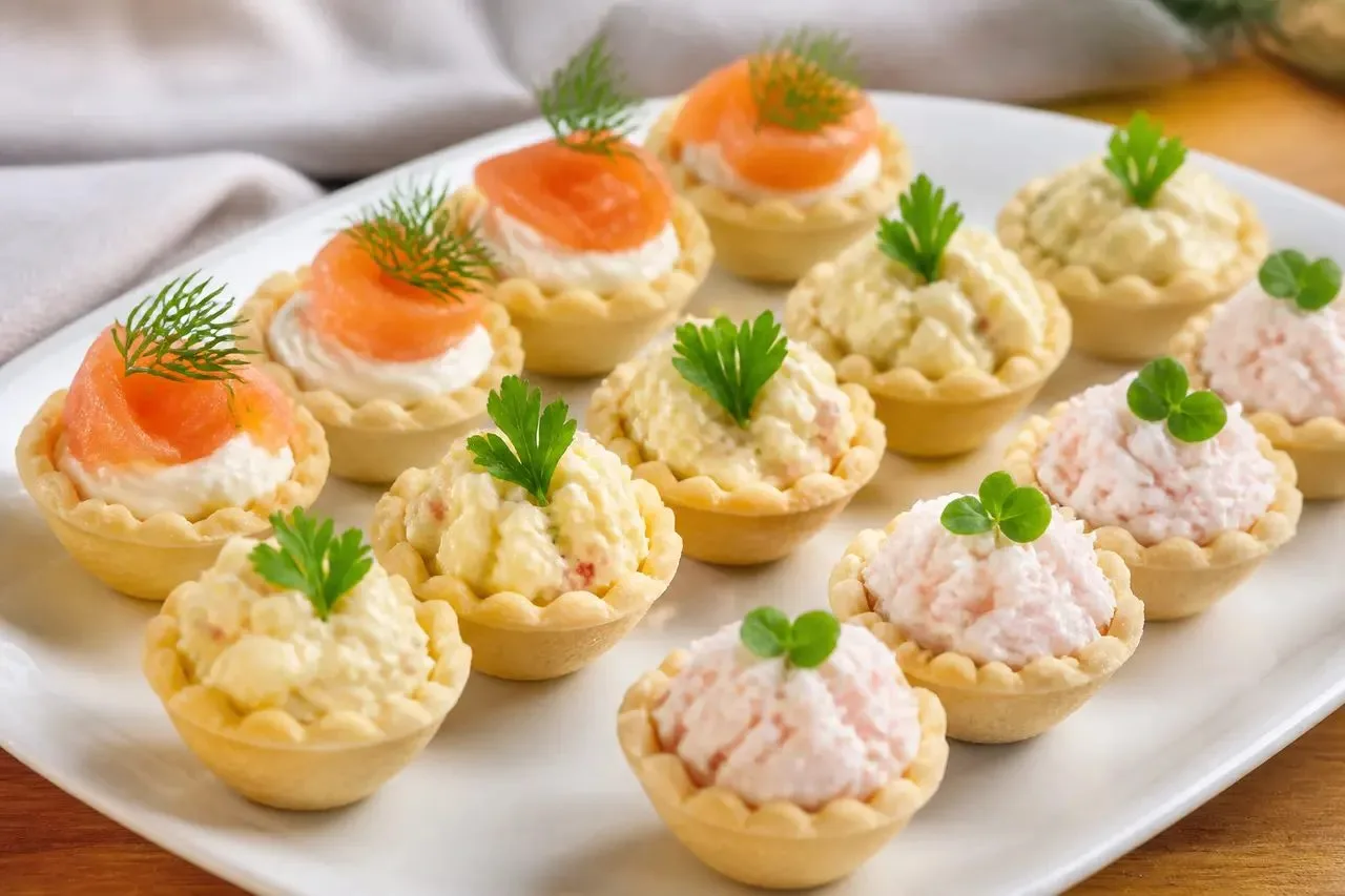 Три начинки для тарталеток из простых продуктов: с крабовыми палочками, сёмгой и курице...