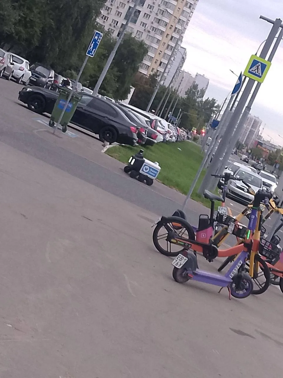 Роботы-доставщики становятся частью нашей повседневности. Все чаще соседи их встречают ...