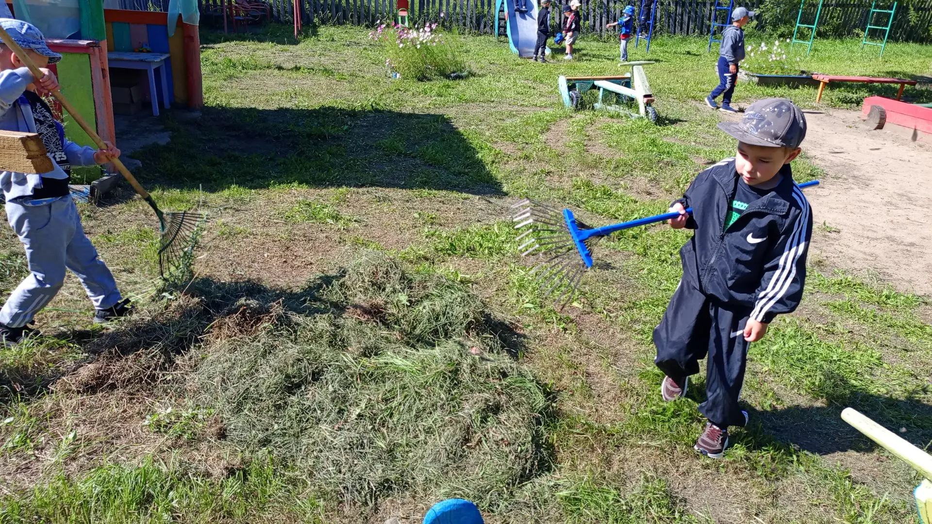 Сегодня наш участок в детском саду преобразился! 🌿 Мы с ребятами дружно взялись за гра...