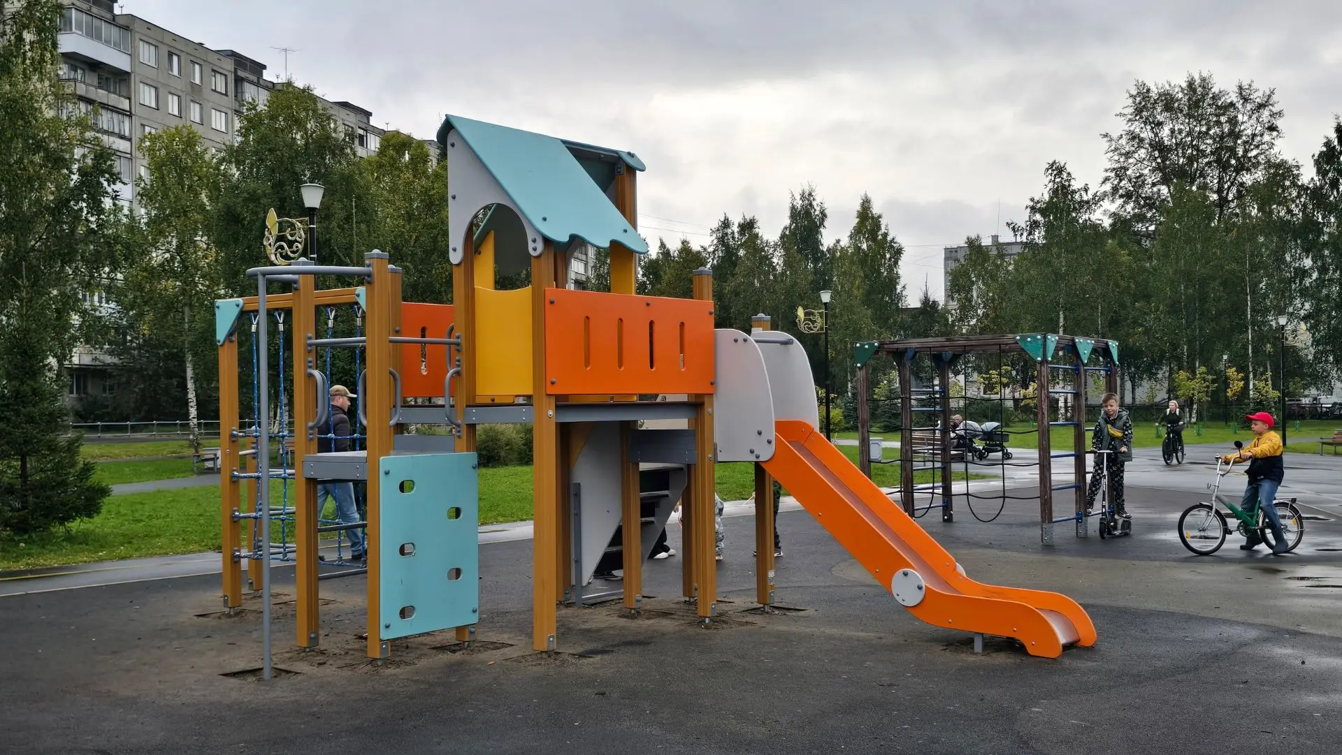 В парке «Зарусье» приступили к замене игровых комплексов