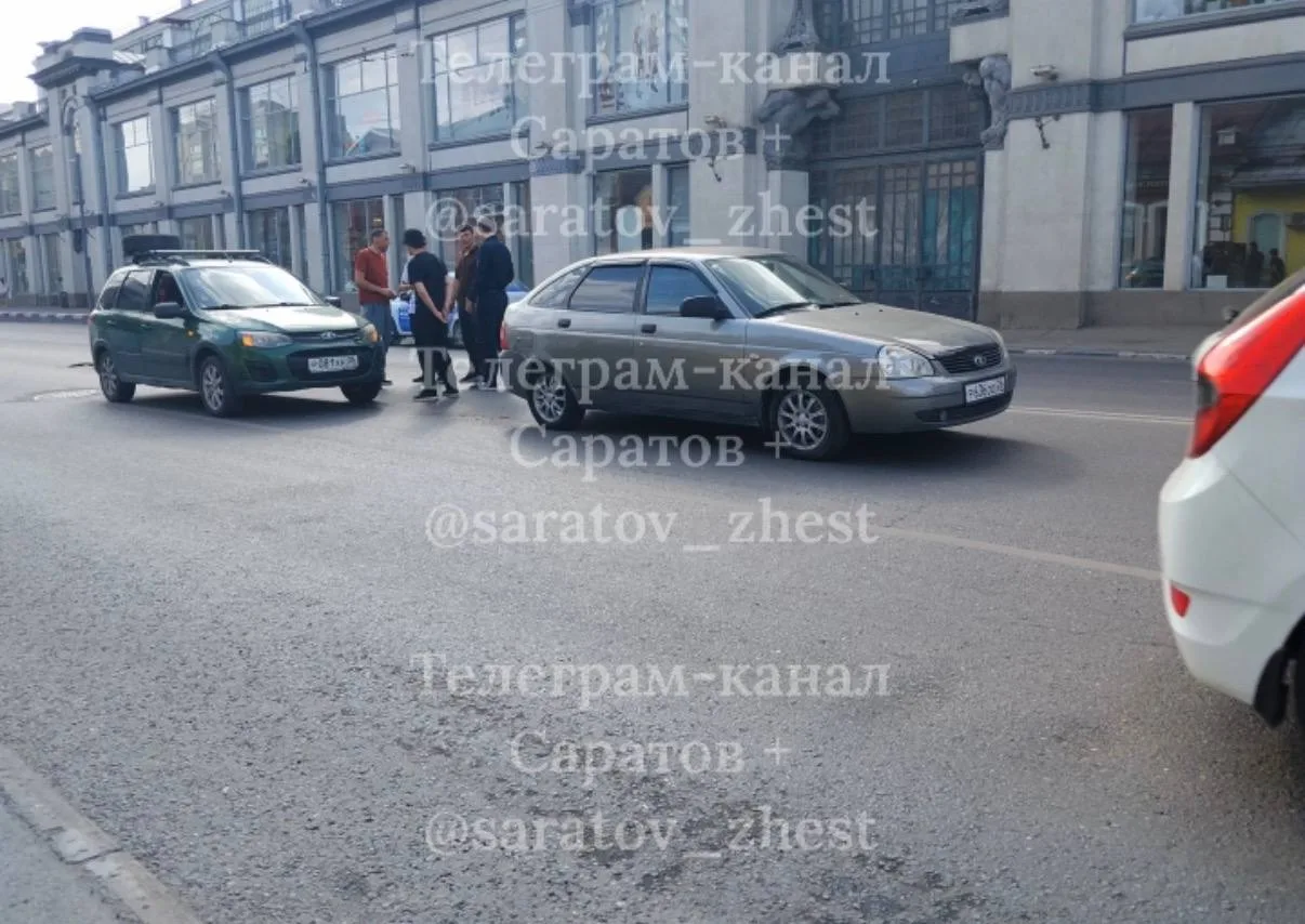 Авария на Чапаева , около крытого рынка.