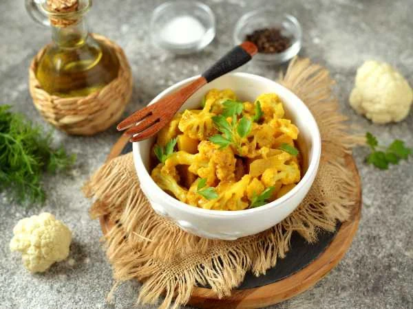 🥔 Алу гоби.

Ингредиенты:

• Картофель – 300 г
• Цветная капуста – 300 г
• Зира – 0,5 ч. л.
• Карри
