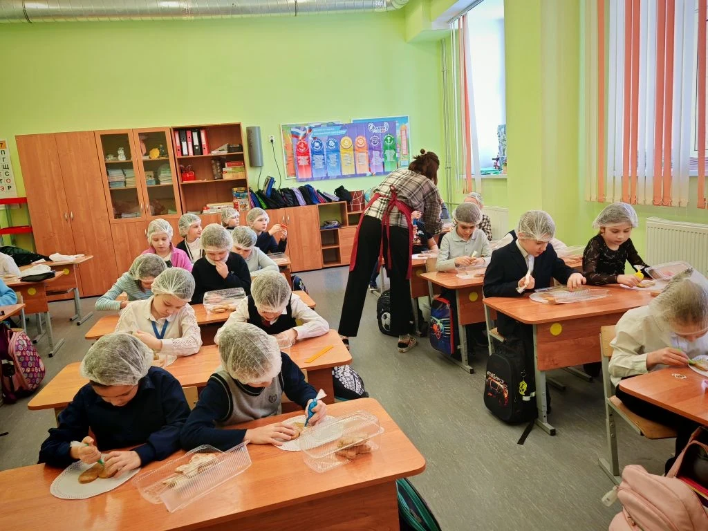 🎨 Вчера наши второклассники окунулись в атмосферу творчества и праздника. Накануне Международного же