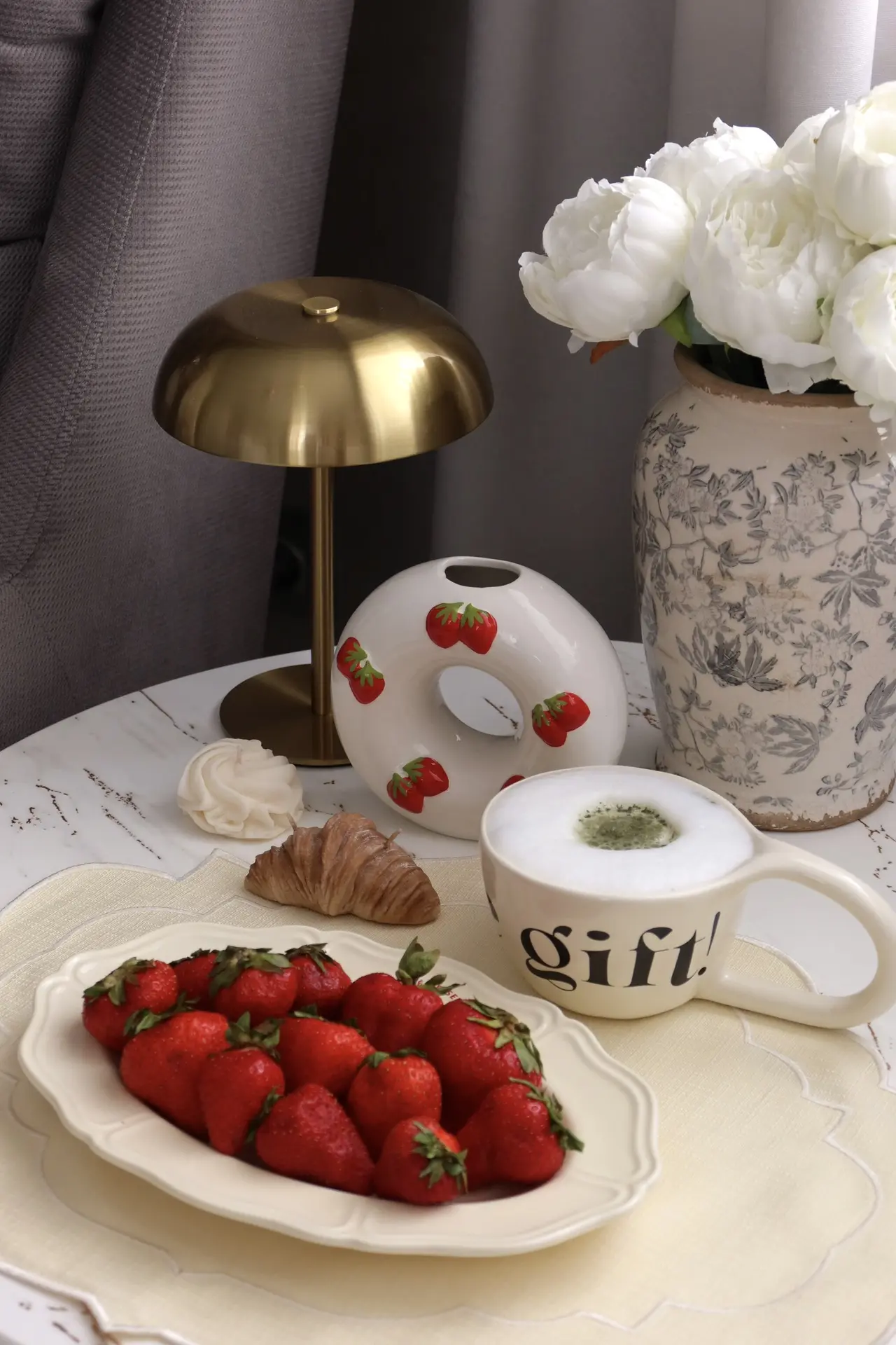 favorites of the week

— на выходных купили ящик клубники, питаюсь ей всю неделю🍓 
Парочка лайфхако
