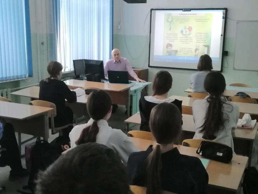 В рамках Единого дня безопасности «Осторожно: Интернет!» были проведены беседы и просмо...