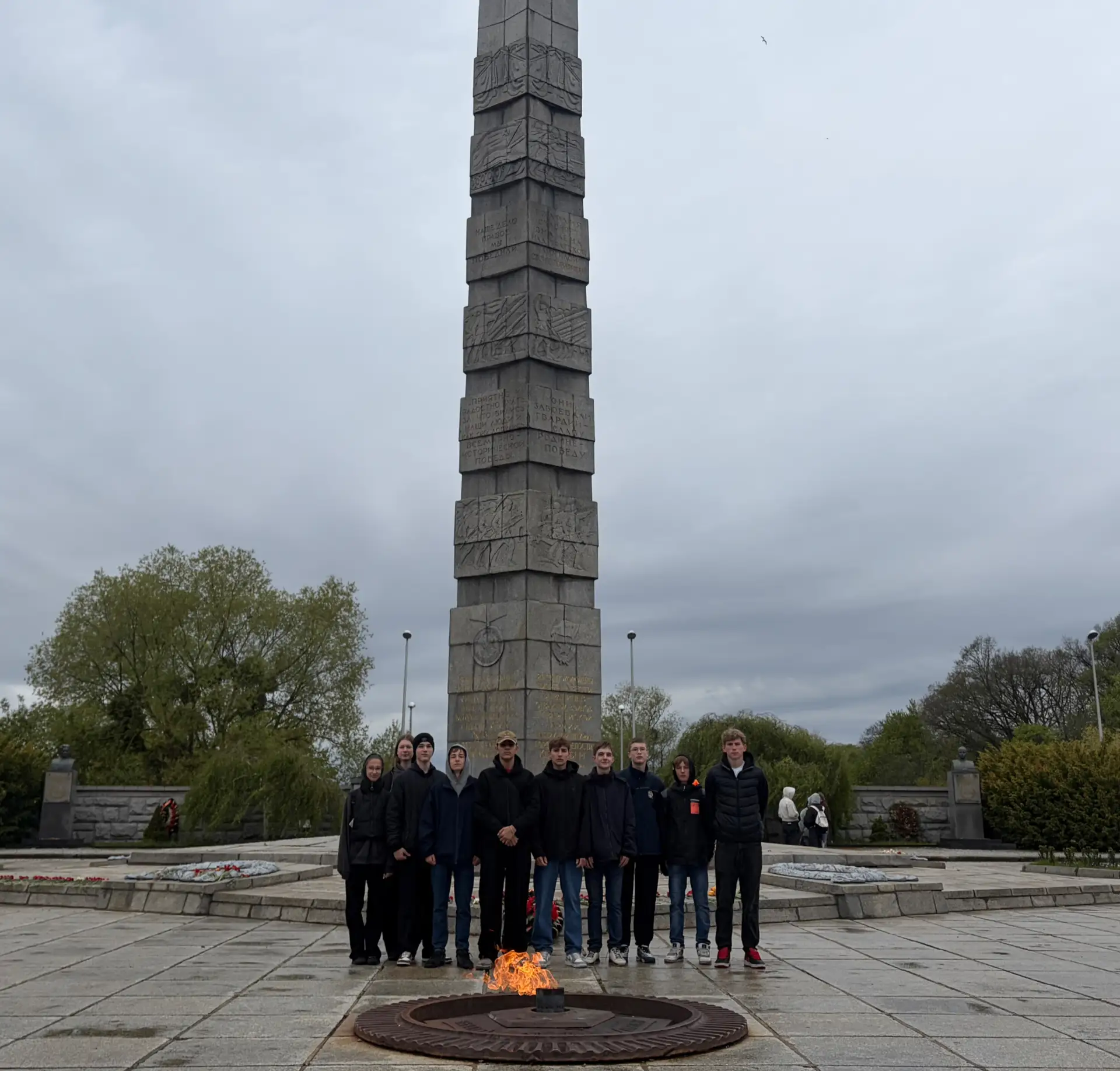 8-е и 10-е классы побывали на квесте «Знаю. Помню…» 🇷🇺В преддверии 9 Мая наши старшеклассники вместе