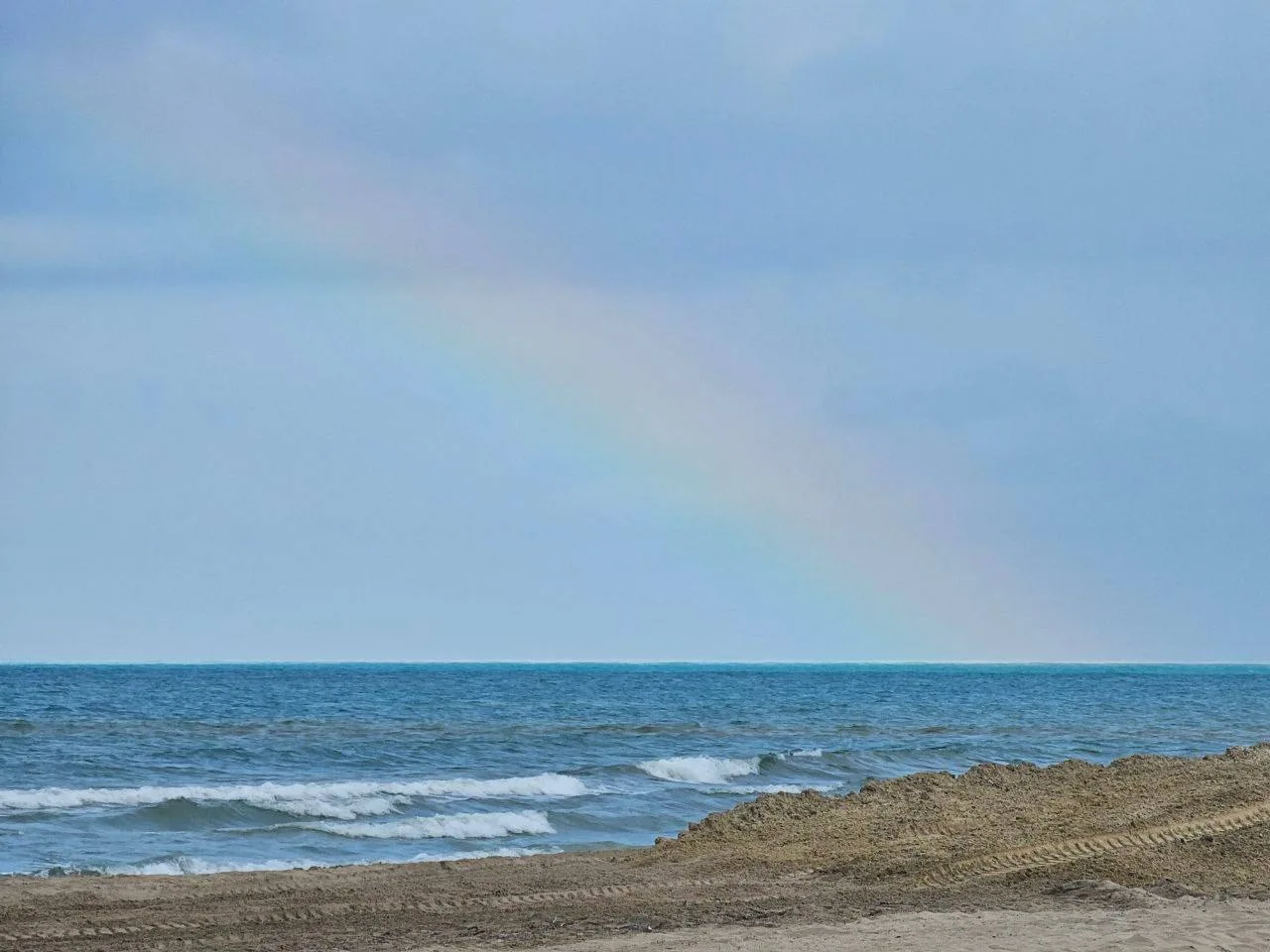 Радуга была над морем сегодня утром 🌈

Небо затянуто тучами, объявлено штормовое предупреждение.


