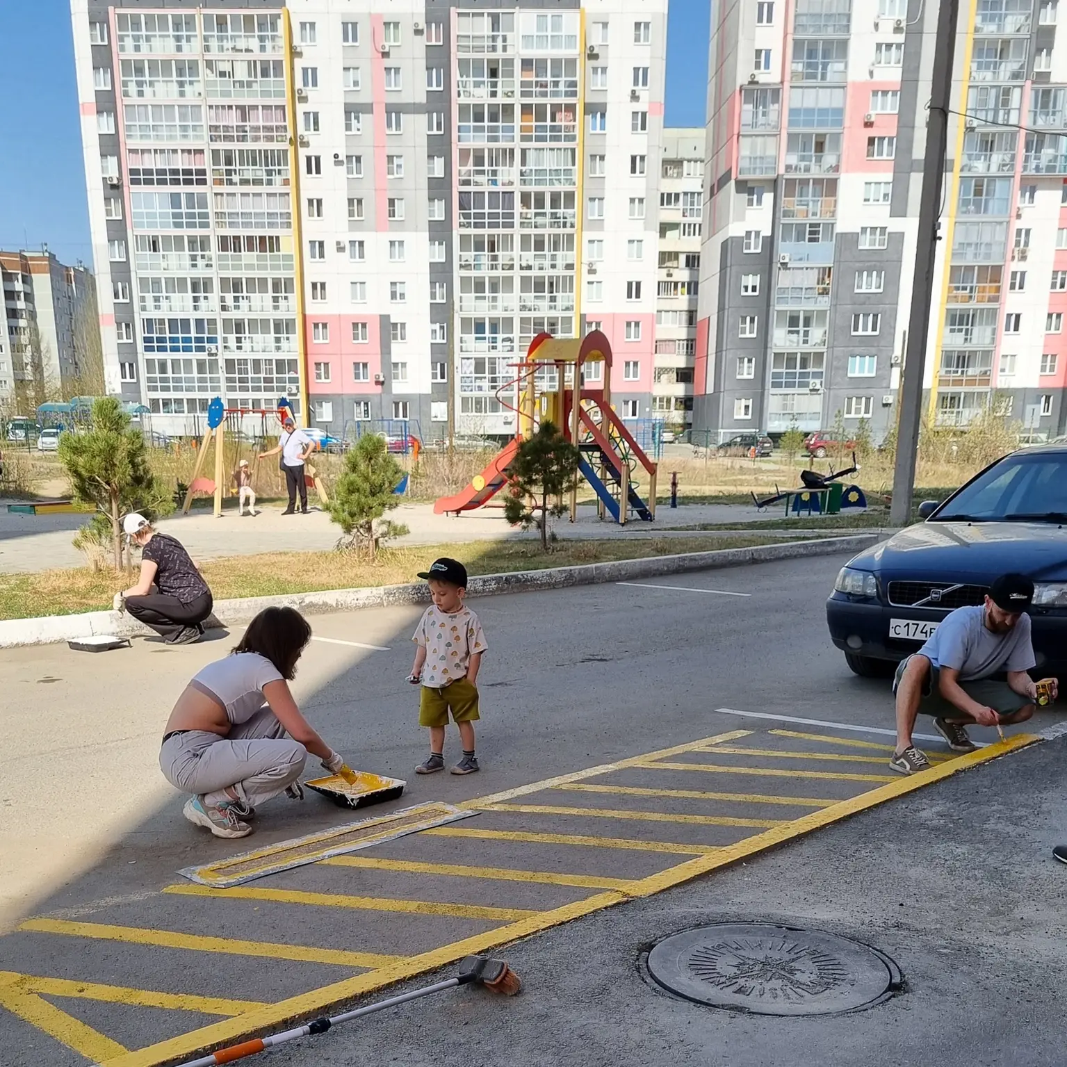 Гражданская инициатива выходного дня: жители Гайдара, 5 и 7 своими руками навели порядок во дворе и 