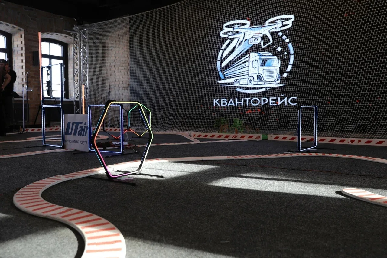 Директор нашей школы Коляденко Дмитрий Юрьевич и учащиеся 5 «В» класса вместе с классным руководител