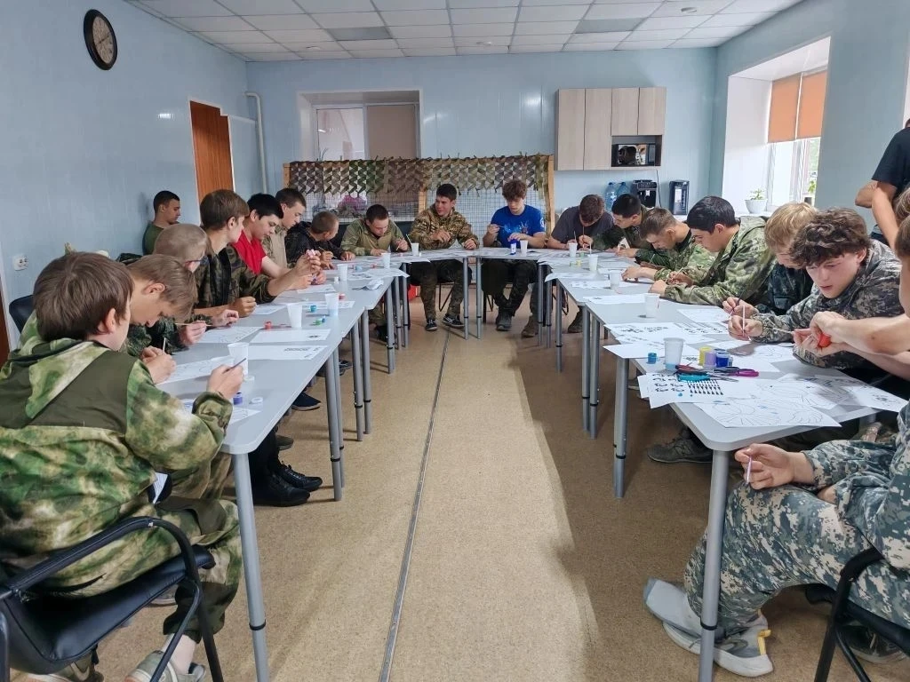 🕊️ В Доме волонтёрского движения и поддержки молодёжных инициатив для участников военно-полевых сбо