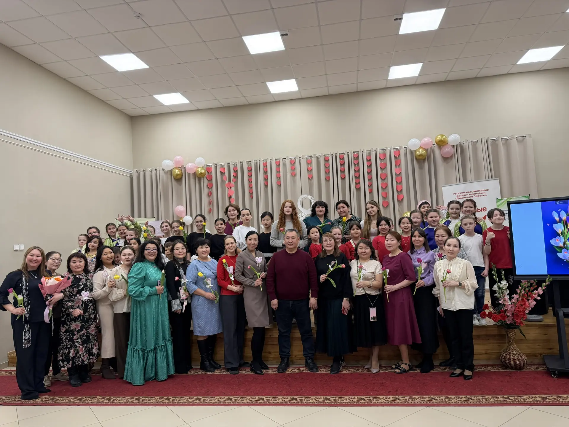 🌸 7 марта в нашей школе прошёл традиционный праздничный концерт, посвящённый Международному женскому