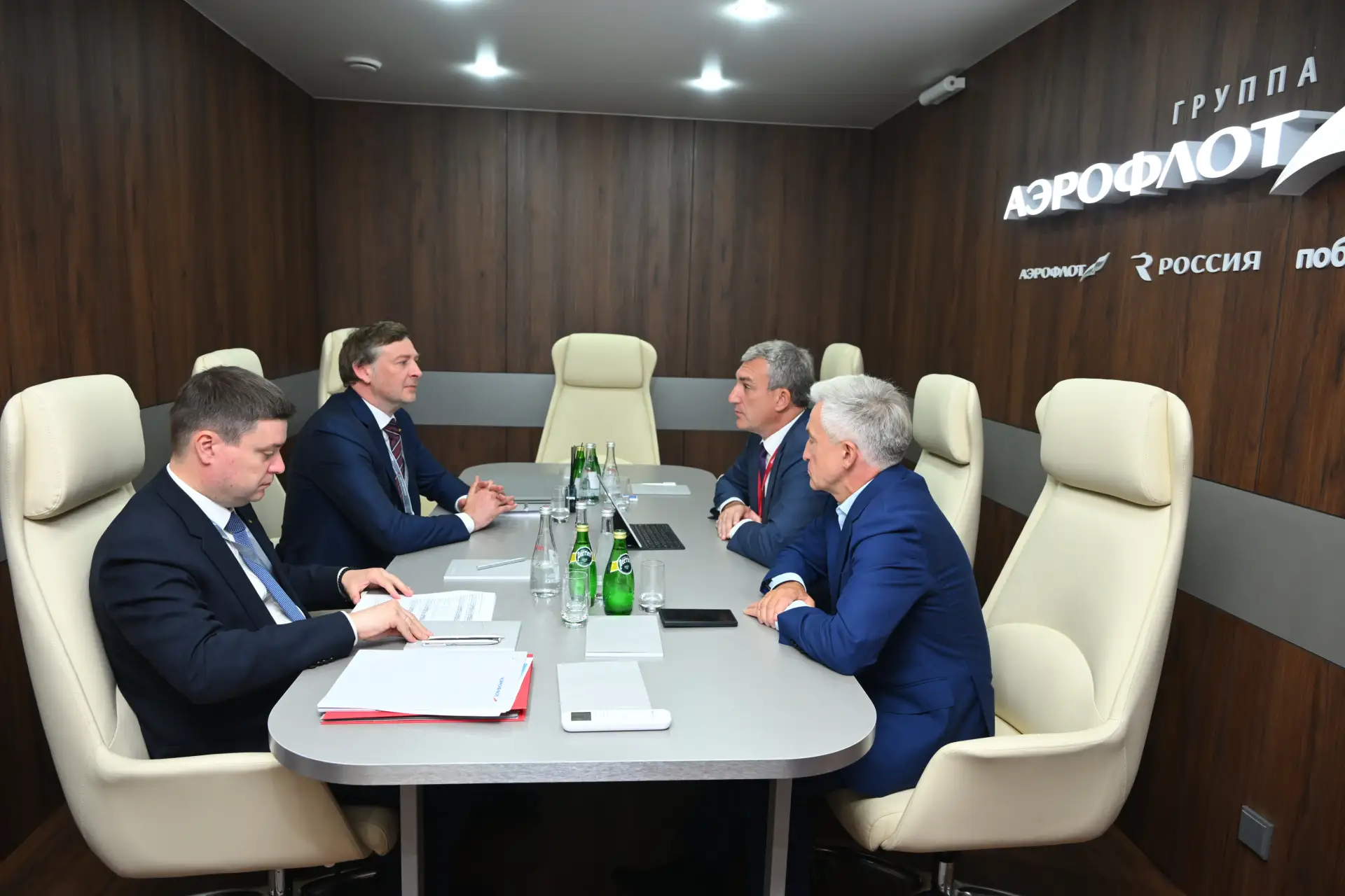 Генеральный директор Аэрофлота провёл рабочую встречу с губернатором Амурской области В...