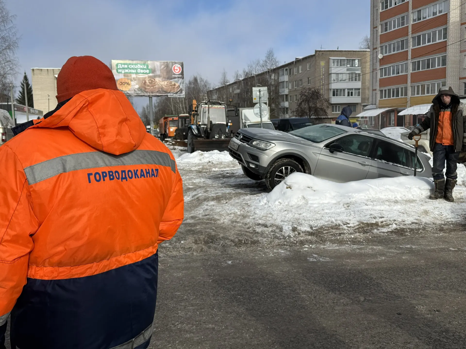 Во время объезда приехал на аварийный участок на улице Кловской, 23А. Здесь из-за прорыва водопровод