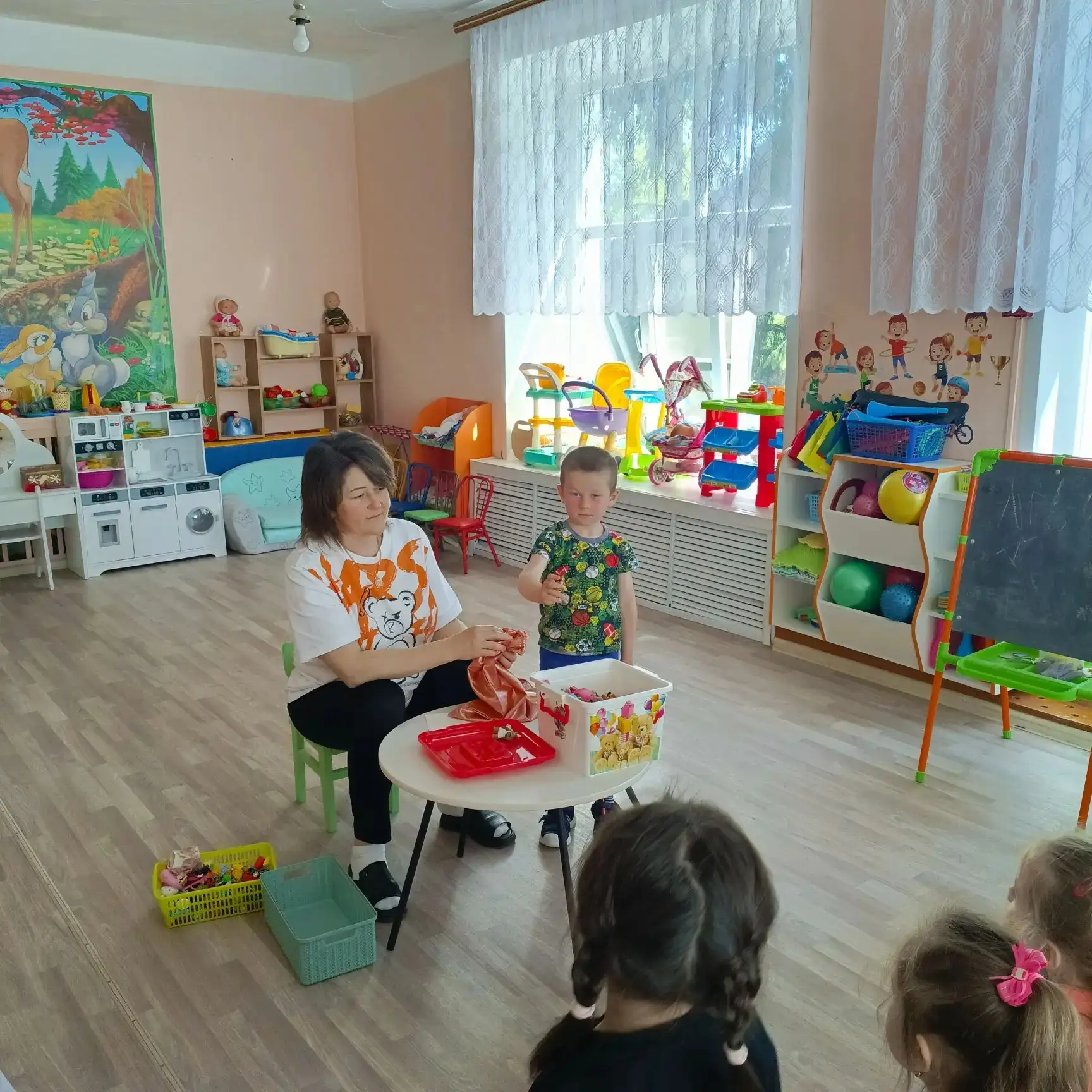 Сегодня в средней группе прошло познавательное занятие на тему "Секреты игрушек киндер ...