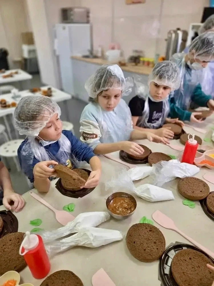 🧳 Сладкое путешествие 2 «А» класса 🍰🌟 Ученики 2 «А» посетили кондитерскую фабрику «9 Островов»! Ребя