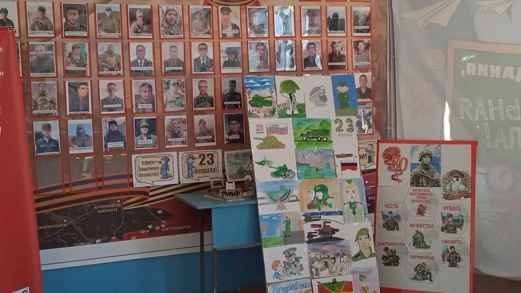 В преддверии 23 февраля в нашей школе прошла замечательная выставка рисунков, посвященн...
