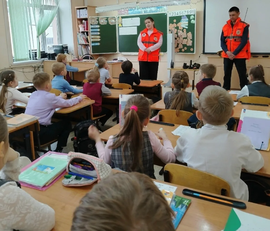 У юных орлят 1 «А» класса были гости - самые активные участники поисково-спасательного отряда «Волон