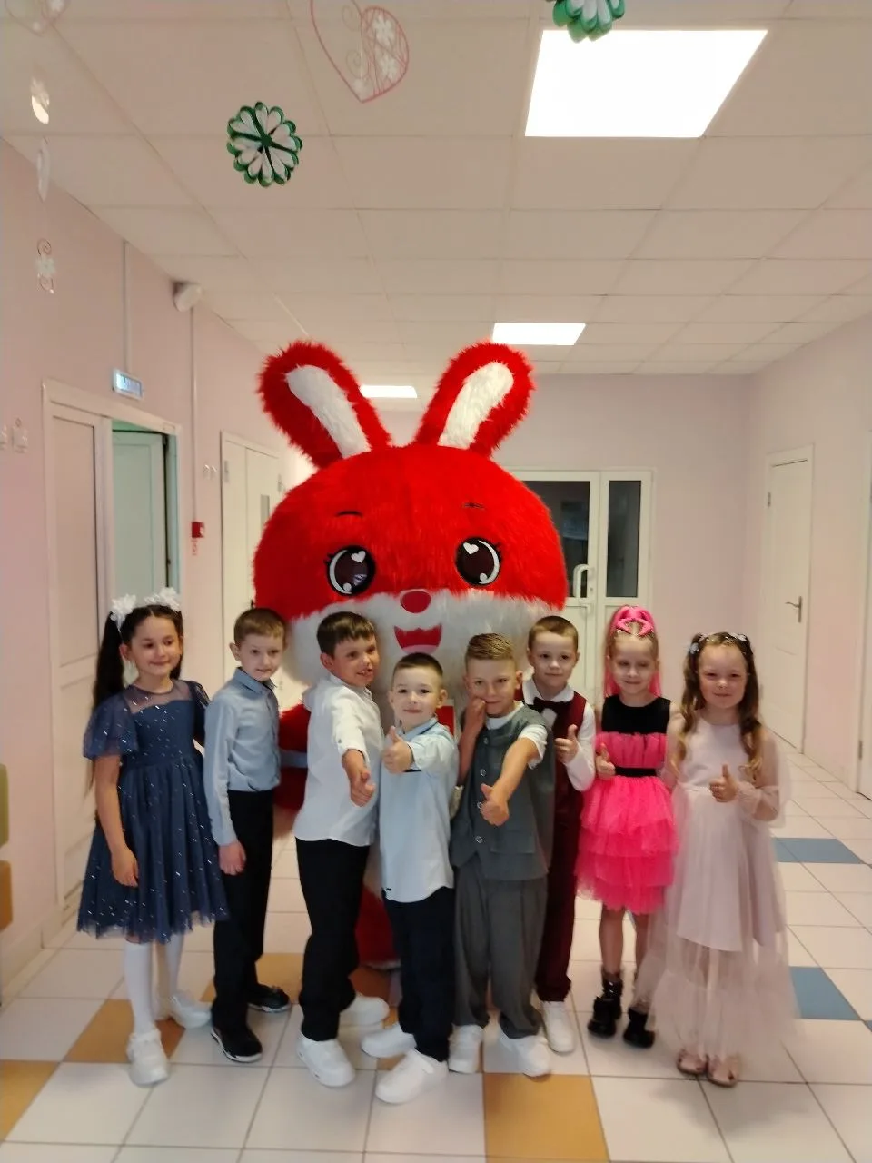 🐰 Зайчик Ньютон побывал на выпускных в детских садах!🎓✨