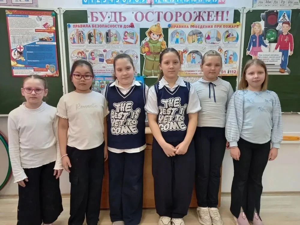 🚦 Безопасность не на каникулах: как в школе №18 прошла «Неделя безопасного поведения» 🛡️  На этой не