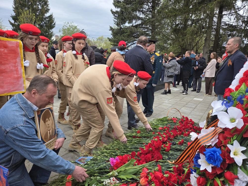 Наш юнармейский отряд «Русичи» принял участие в торжественном митинге, посвящённом Дню Победы, котор