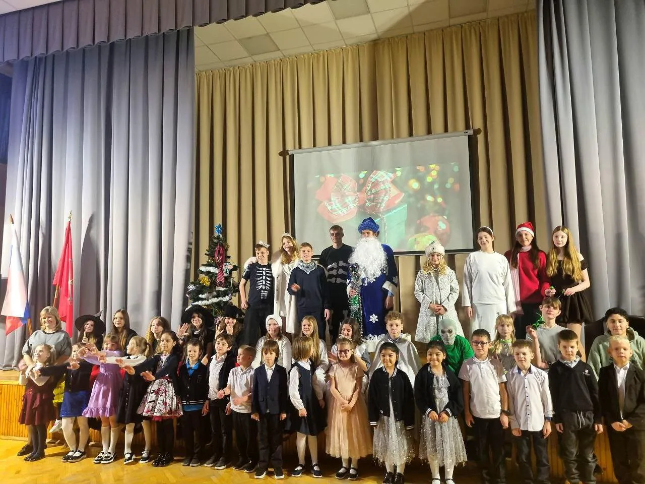 🎄✨ Новогодние спектакли в нашей школе!  В преддверии Нового года для учащихся нашей школы прошло 2 п