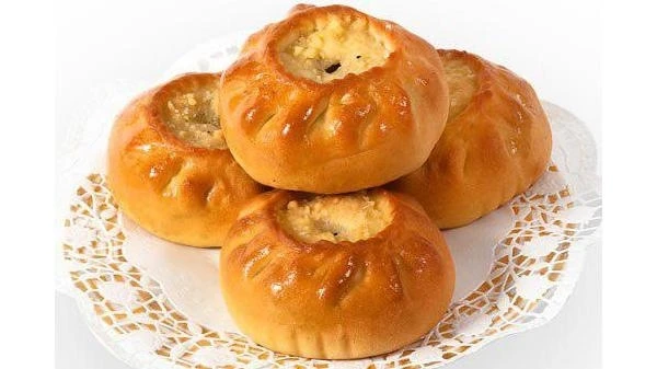 Нәни гөбәдия рецепты

Камыр (12 гөбәдиягә): 2 йомырка, 2 стакан сөт, 1 кап (11 г) коры чүпрә,  ½ кап