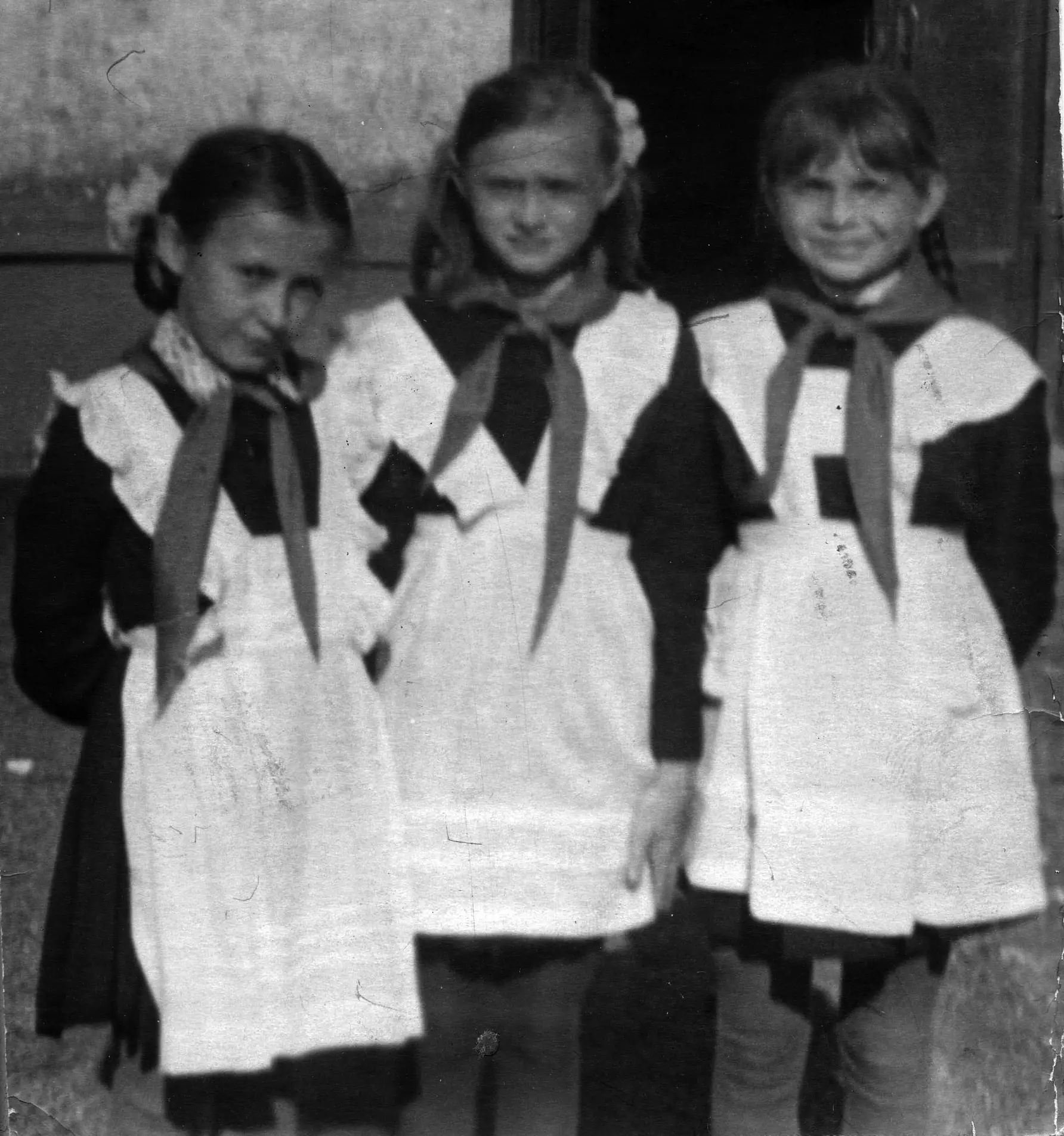 НАВСТРЕЧУ ЮБИЛЕЮ  Листая книги приказов  1971 г. состав знаменной группы: Голиков М., Бушкова Н., Ка