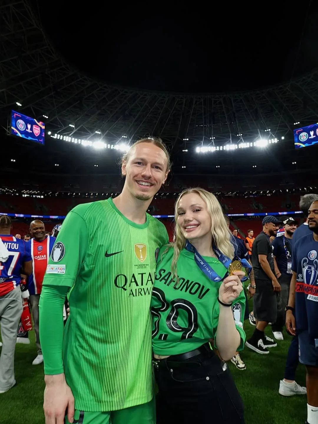 💍 Футболист Матвей Сафонов сыграл свадьбу с Мариной Кондратюк

Радостной новостью молодожены подели