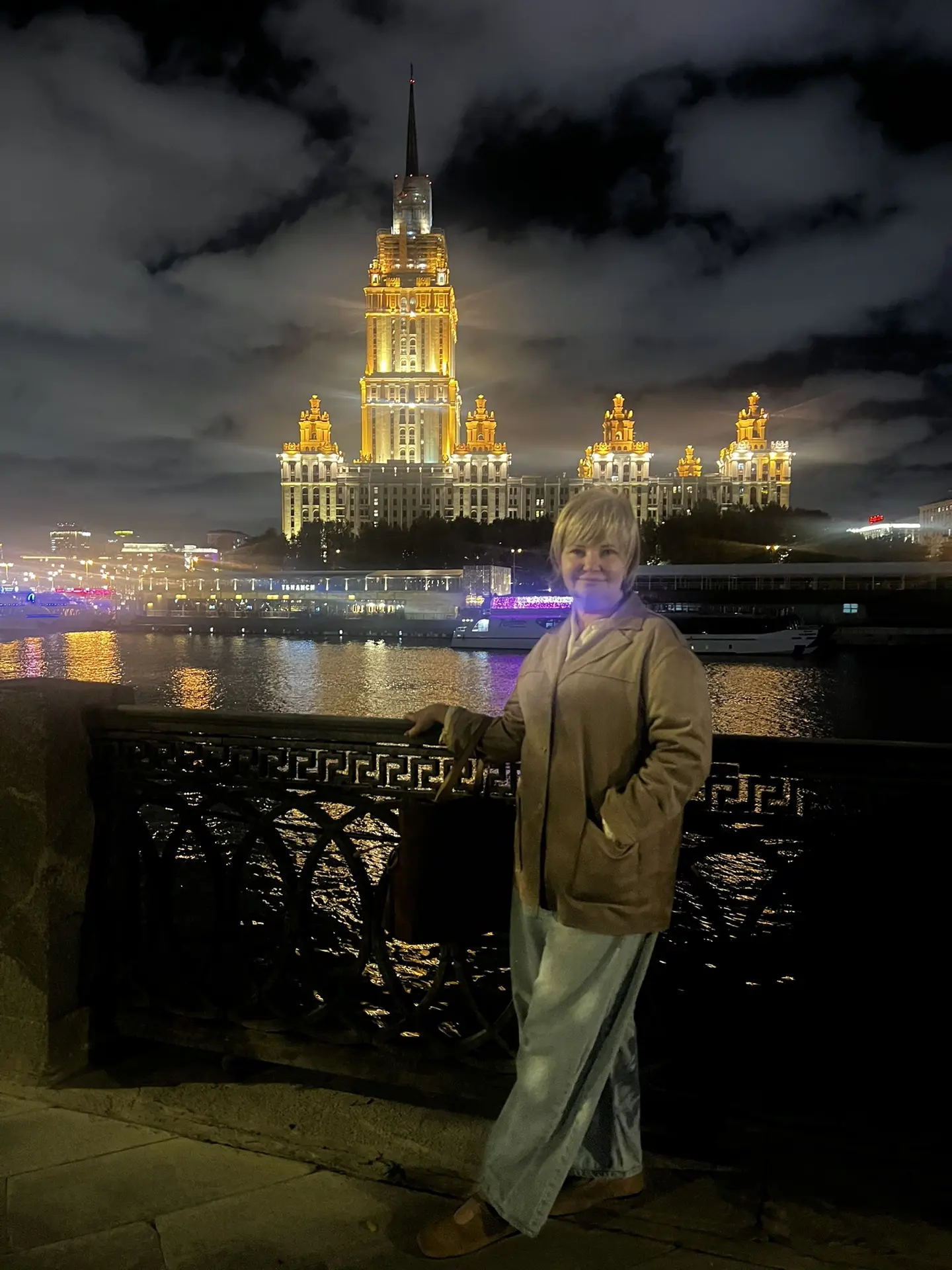 Моя любимая красавица Москва,вчера гуляли по набережной и посмотрите что увидели😁
