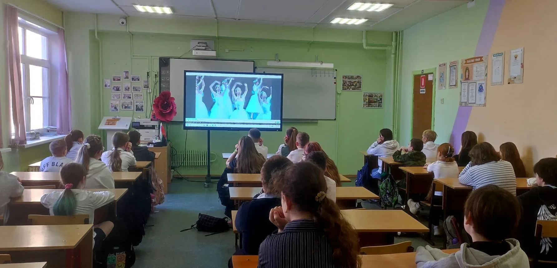 ⚡️📝РАЗГОВОРЫ О ВАЖНОМ  🇷🇺 Утро понедельника в лицее традиционно началось с торжественной линейки, це