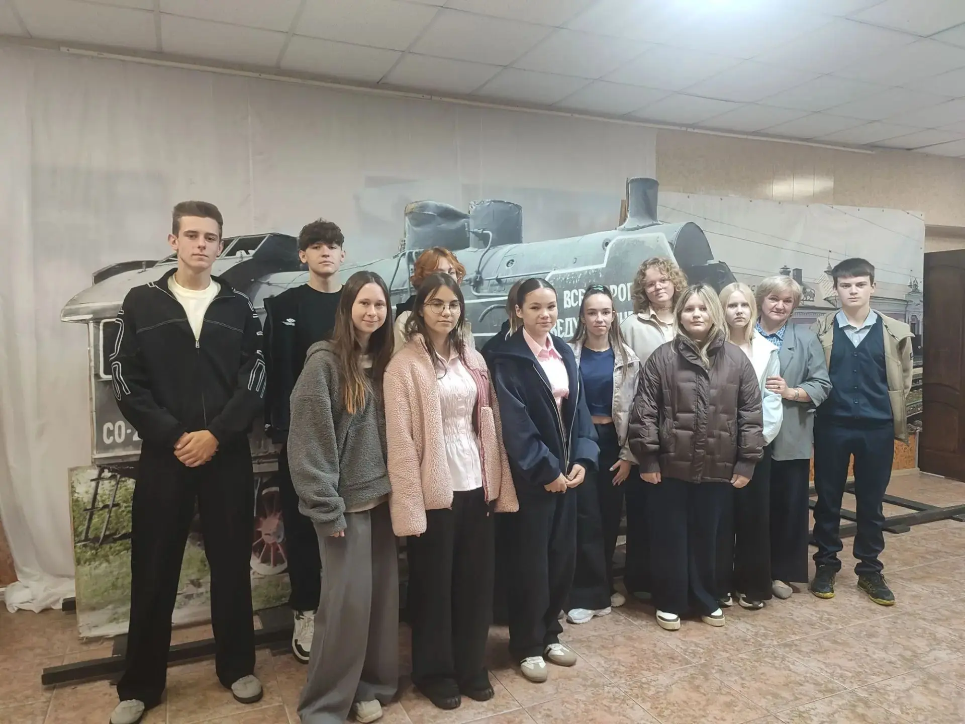 1 октября, в рамках урока истории учащиеся 10 А класса побывали  в молодёжном центре  "...
